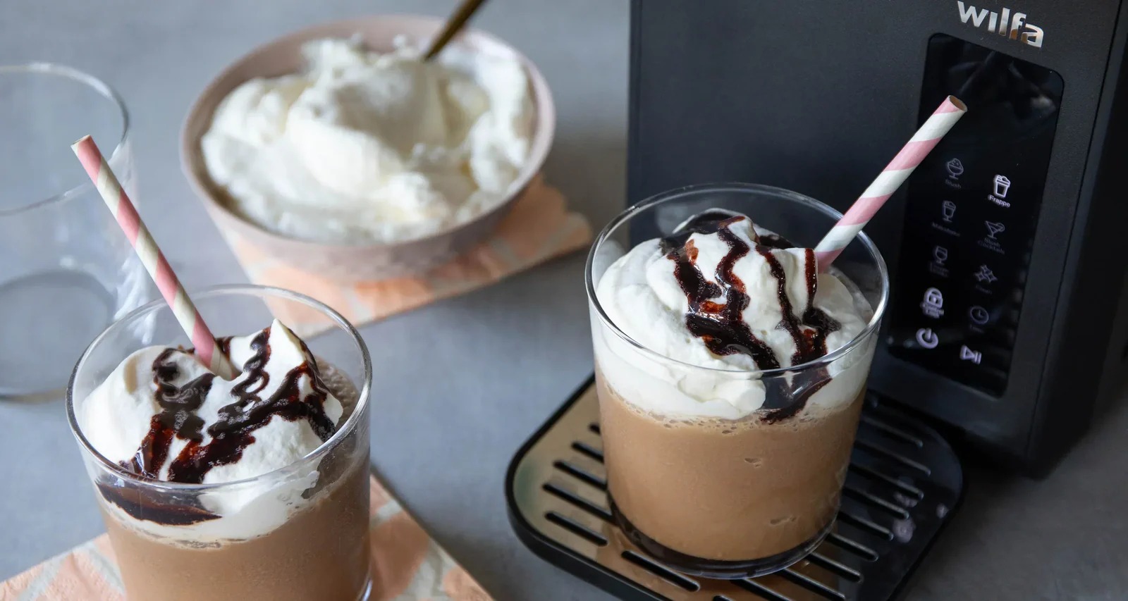 মোচা ফ্র্যাপুচিনো: চকোলেট আর কফির মিশেলে তৈরি এই পানীয়টি ছোট থেকে বড় সবারই খুব প্রিয়। দেখতে যেমন আকর্ষণীয়, স্বাদেও তেমনই সুস্বাদু।